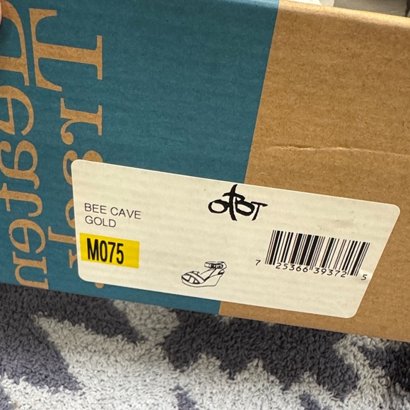 NIB OTBT Metallic Gold Wedge Sandals - Picture 6 of 7